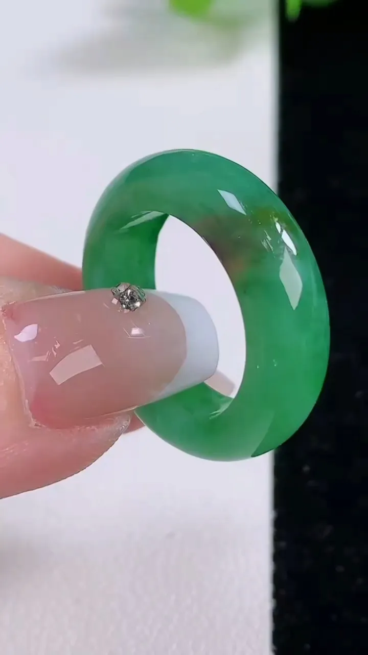天然A货翡翠指环 戒指，尺寸18.8-6-3.9，重量:5.42g2025年12月4日
工厂直销收藏
