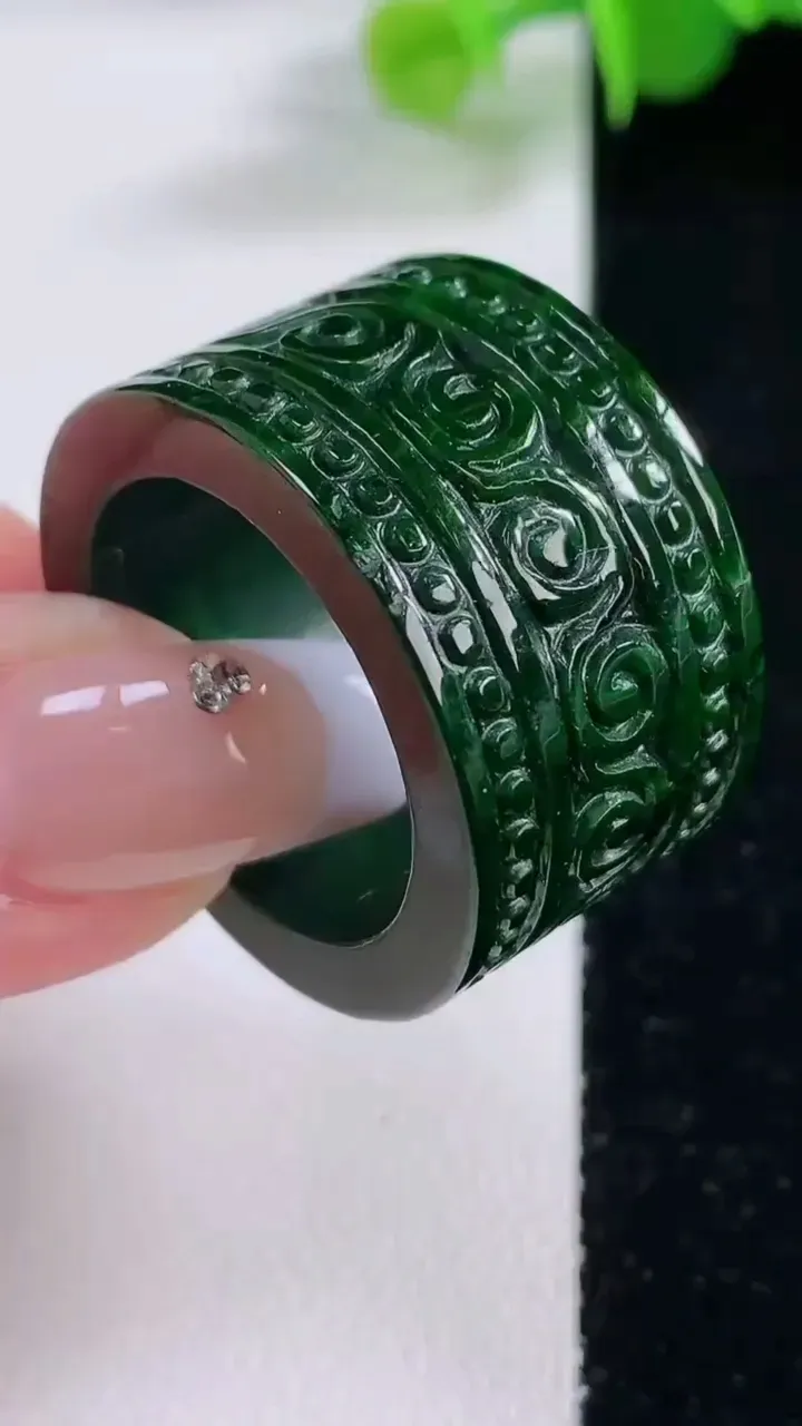 天然A货翡翠雕花扳指 戒指，尺寸22.5-16.7-3.8，重量:19.03g2025年12月4日
