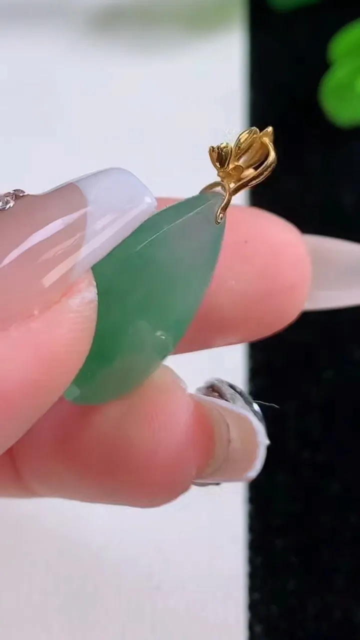 天然A货翡翠水滴吊坠，尺寸20-14.4-7.8，重量:3.96g
12月4日