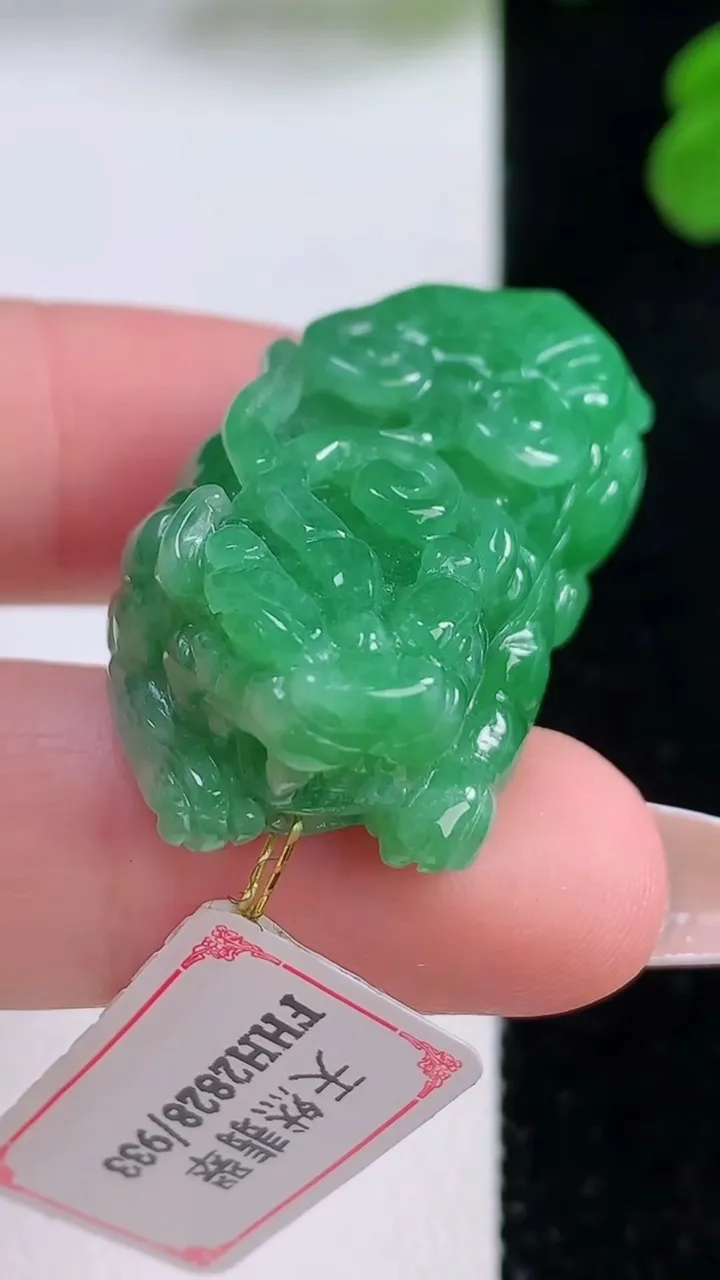 天然A货翡翠貔貅吊坠，尺寸36.2-18.2-12，重量:17.23g
12月4日