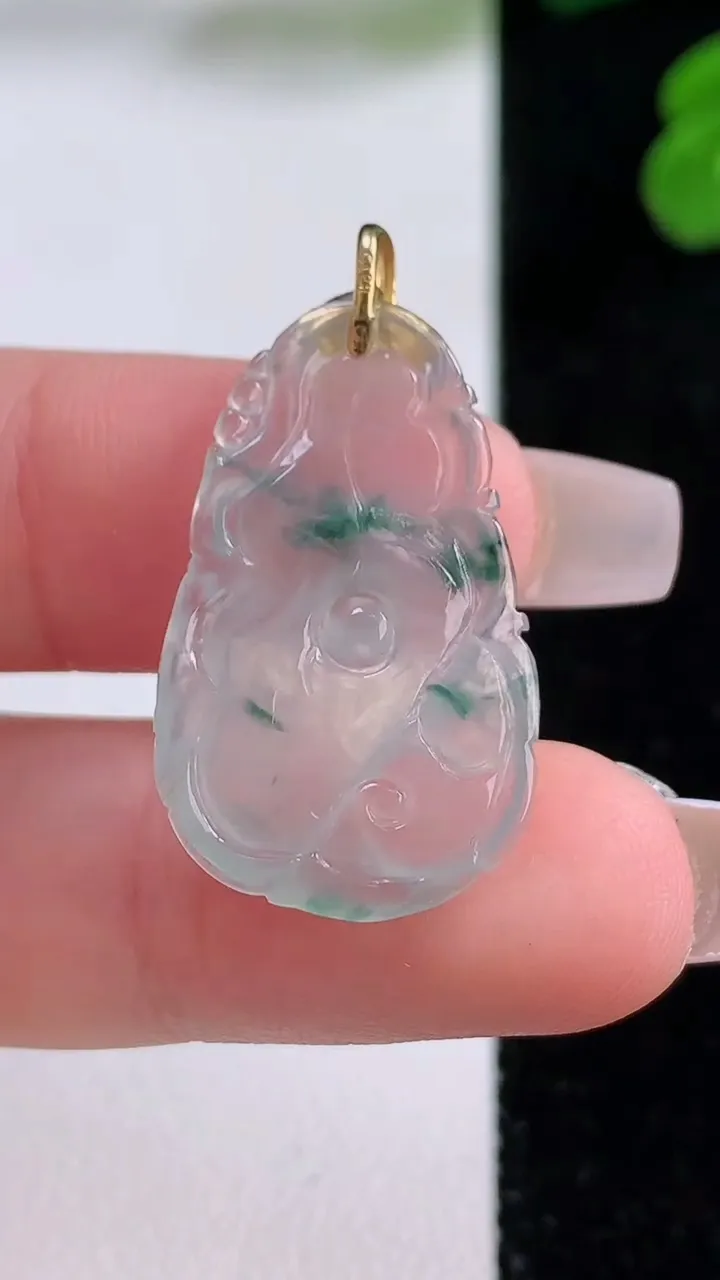 天然A货翡翠种飘花和和美美 荷叶鱼吊坠，尺寸27.6-16.5-3.6，重量:2.67g
12月4日