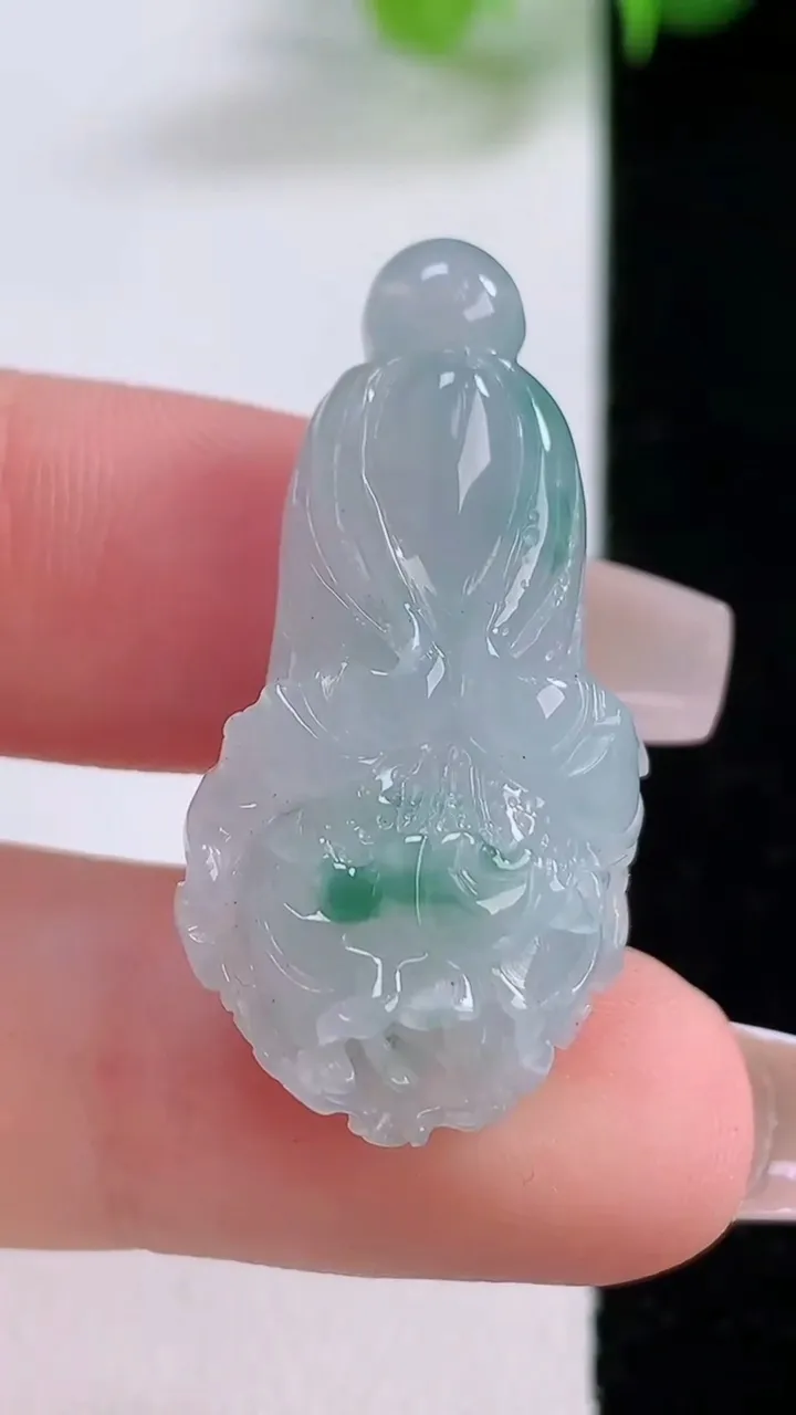 天然A货翡翠冰种飘花白菜吊坠，尺寸33-15.5-11.8，重量:7.70g
12月4日