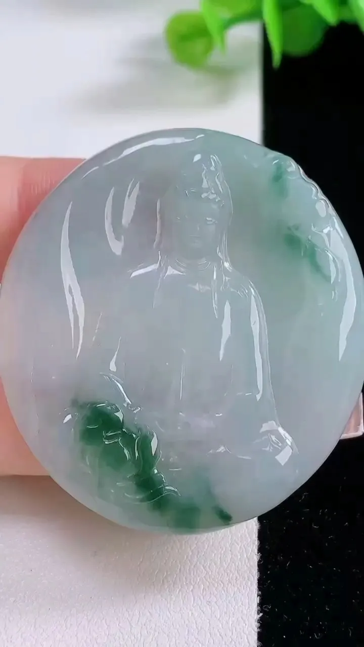 天然A货翡翠冰种飘花观音菩萨吊坠，尺寸47.6-43.7-4.7，重量:21.79g
12月4日