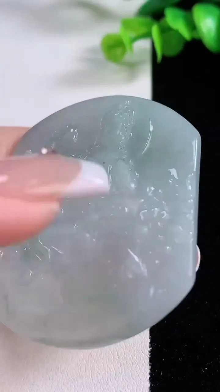 天然A货翡翠冰种飘花文殊菩萨吊坠，尺寸54.7-49.7-5.6，重量:30.37g
12月4日