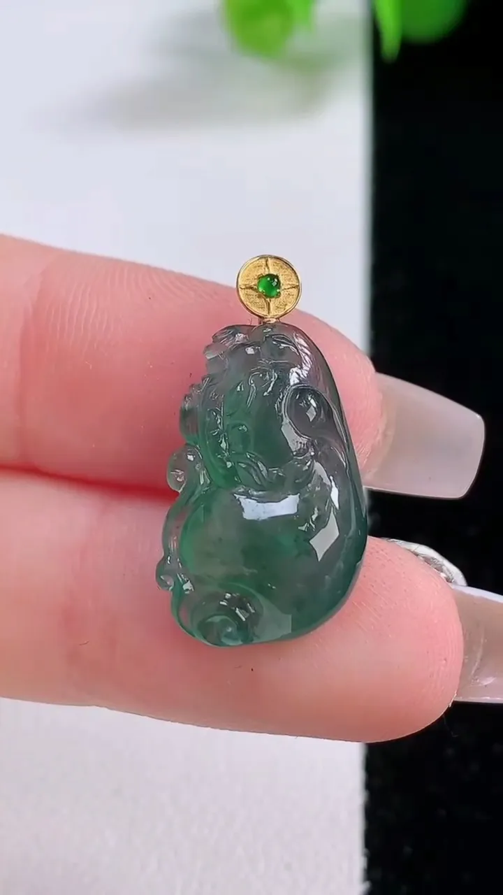 天然A货翡翠福袋吊坠，尺寸19.7-12.3-5.6，重量:2.30g
12月4日