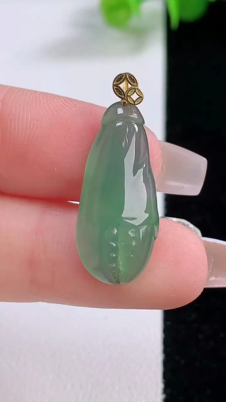 天然A货翡翠富甲一方 蟹钳吊坠，尺寸23.6-11-4，重量:2.14g
12月4日