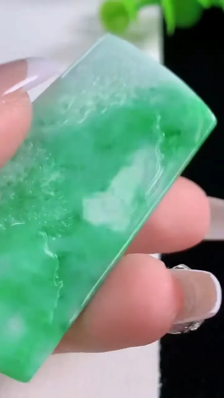 天然A货翡翠山水牌吊坠，尺寸52.7-27.6-5.5，重量:20.29g
12月4日