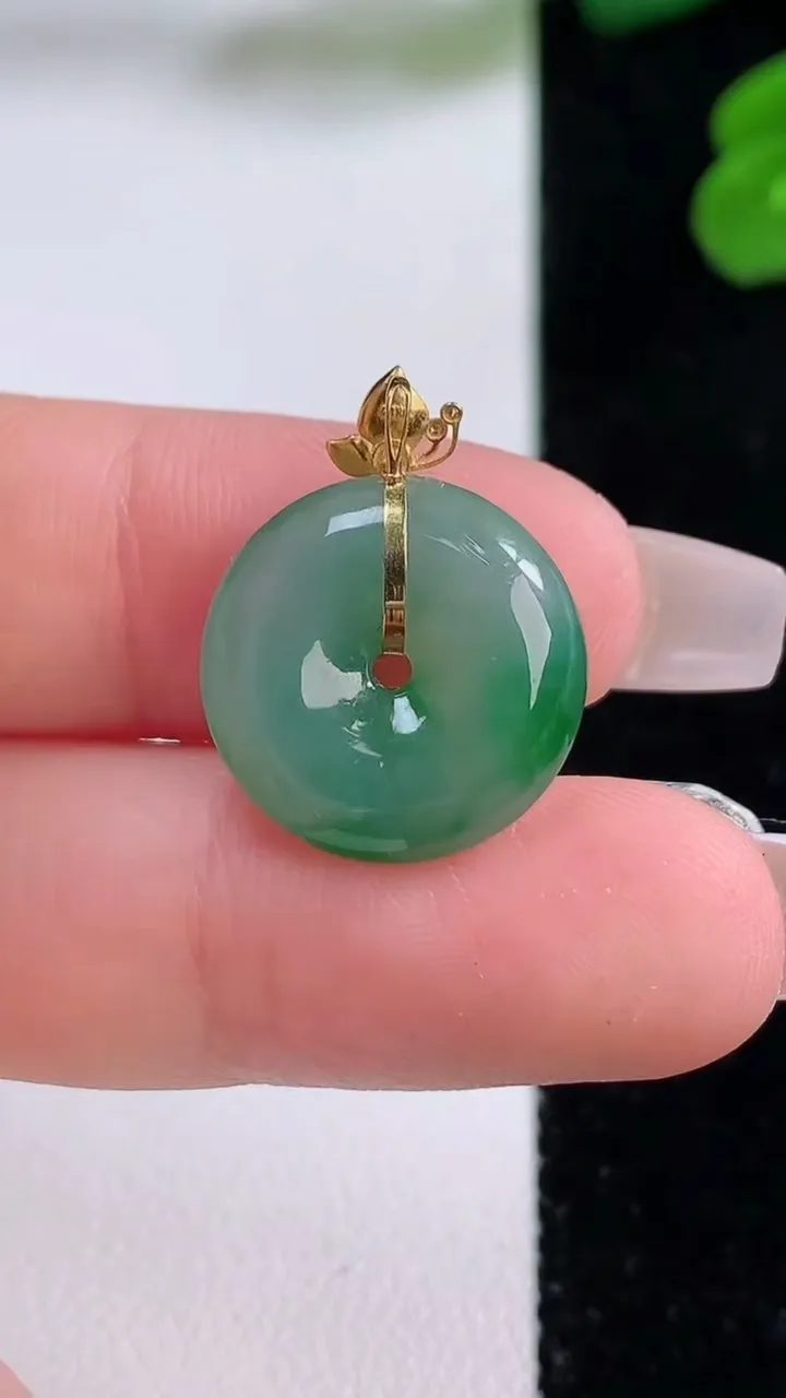 天然A货翡翠平安扣吊坠，尺寸16-4.7，重量:3.08g
12月4日