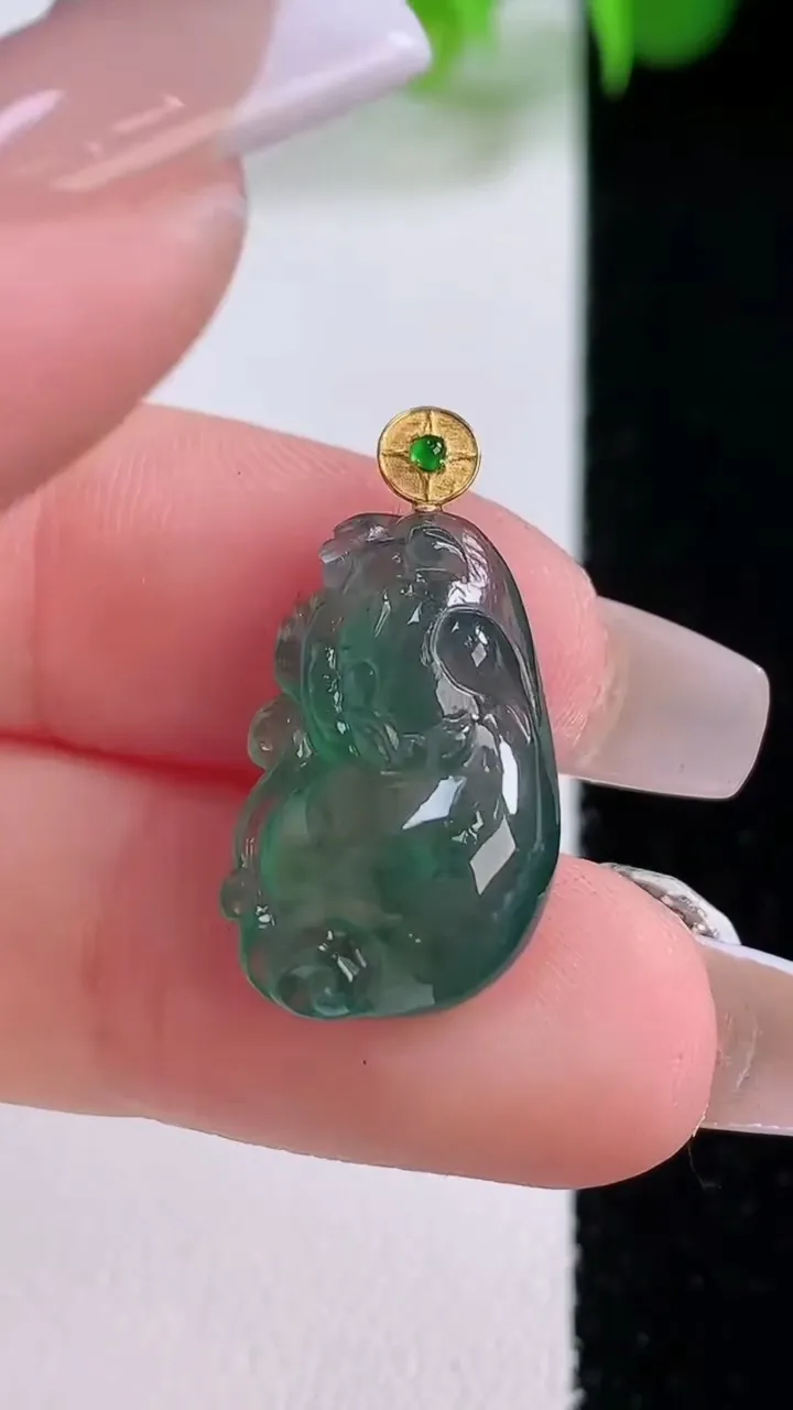 天然A货翡翠福袋吊坠，尺寸19.7-12.3-5.6，重量:2.30g
12月4日