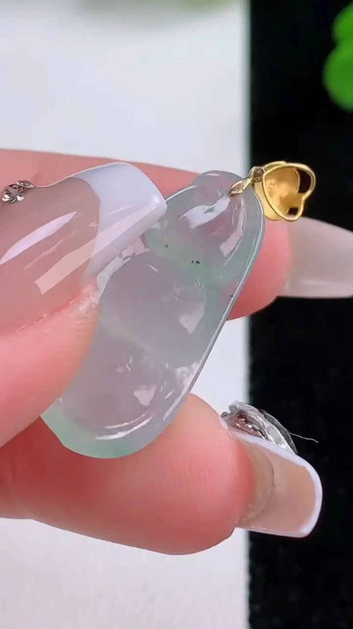 天然A货翡翠福豆吊坠，尺寸26.5-12.2-4.7，重量:2.79g
12月4日