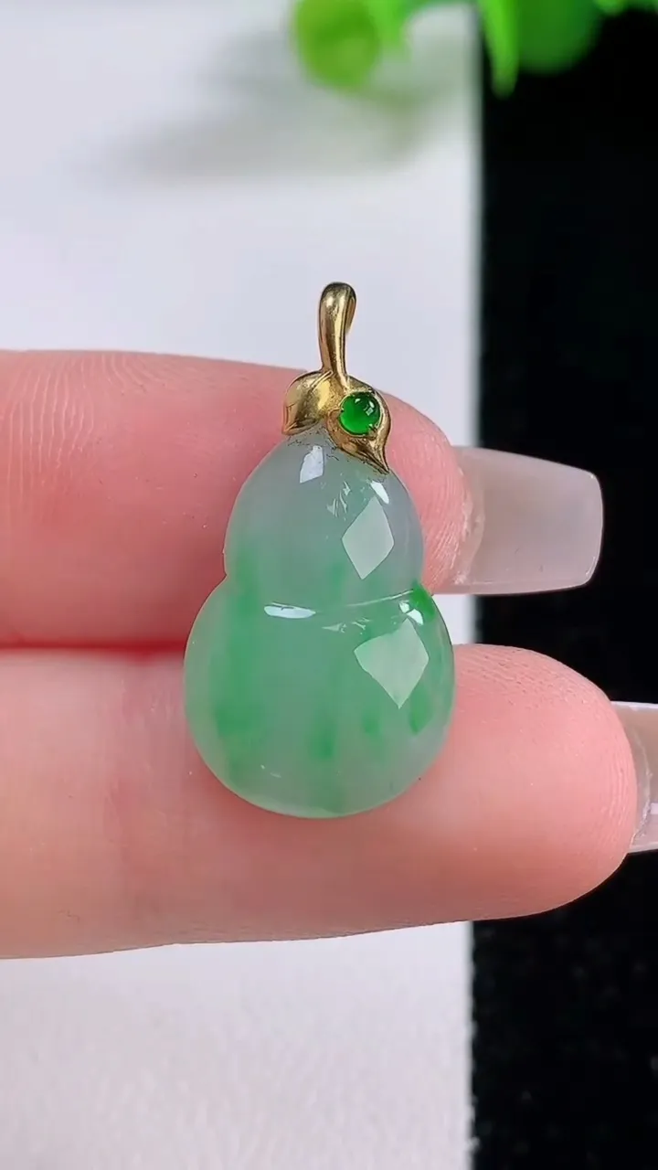 天然A货翡翠葫芦吊坠，尺寸18.7-12.6-3.2，重量:1.57g
12月4日