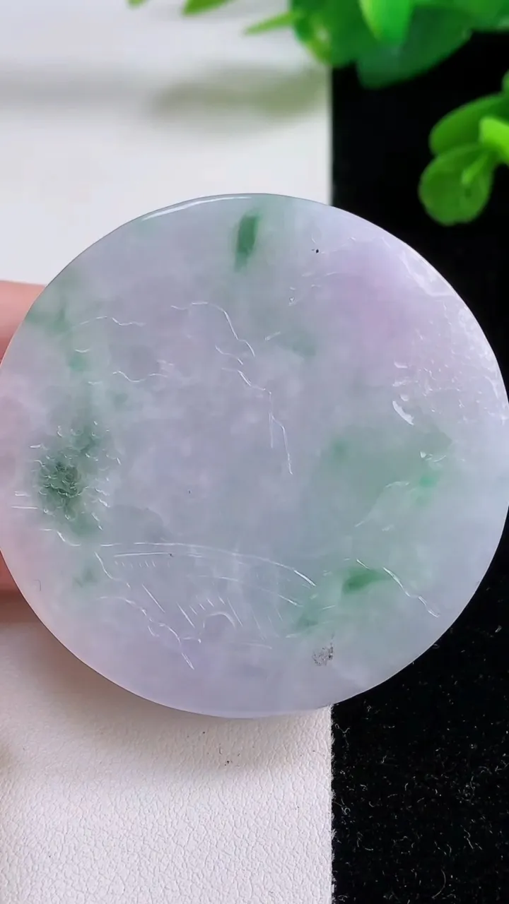 天然A货翡翠春带彩 紫罗兰山水牌吊坠，尺寸51.6-12，重量:73.92g
12月4日