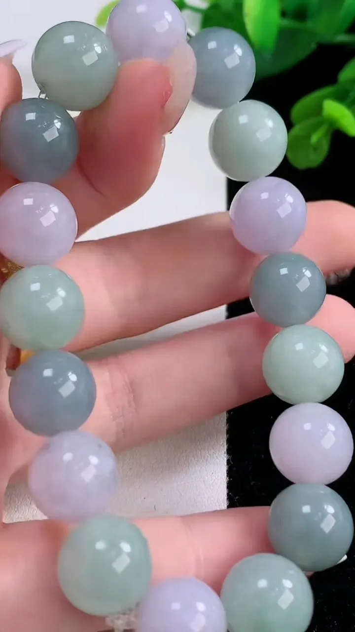 天然A货翡翠春带彩 紫罗兰圆珠手串，尺寸14.8-17颗，重量:52.49g12月4日
工厂直销收藏佳品,种好水足，色泽均匀，有种有色，上手高大气！