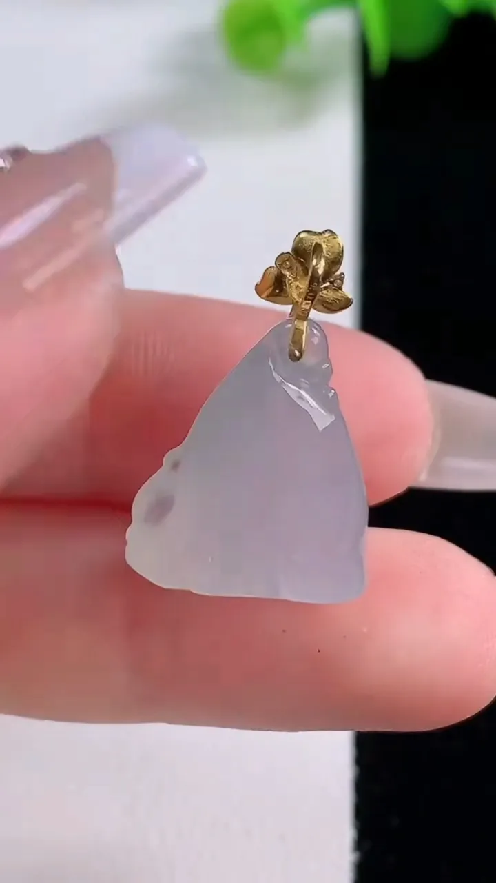 天然A货翡翠种白冰莲蓬吊坠，尺寸18-15.2-8.8，重量:3.74g
12月4日
