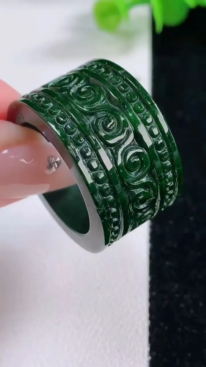 天然A货翡翠雕花扳指 戒指，尺寸22.5-16.7-3.8，重量:19.03g2025年12月4日
工厂直销收藏佳品,种好水足，色泽均匀，有种有色，上手高大气！
