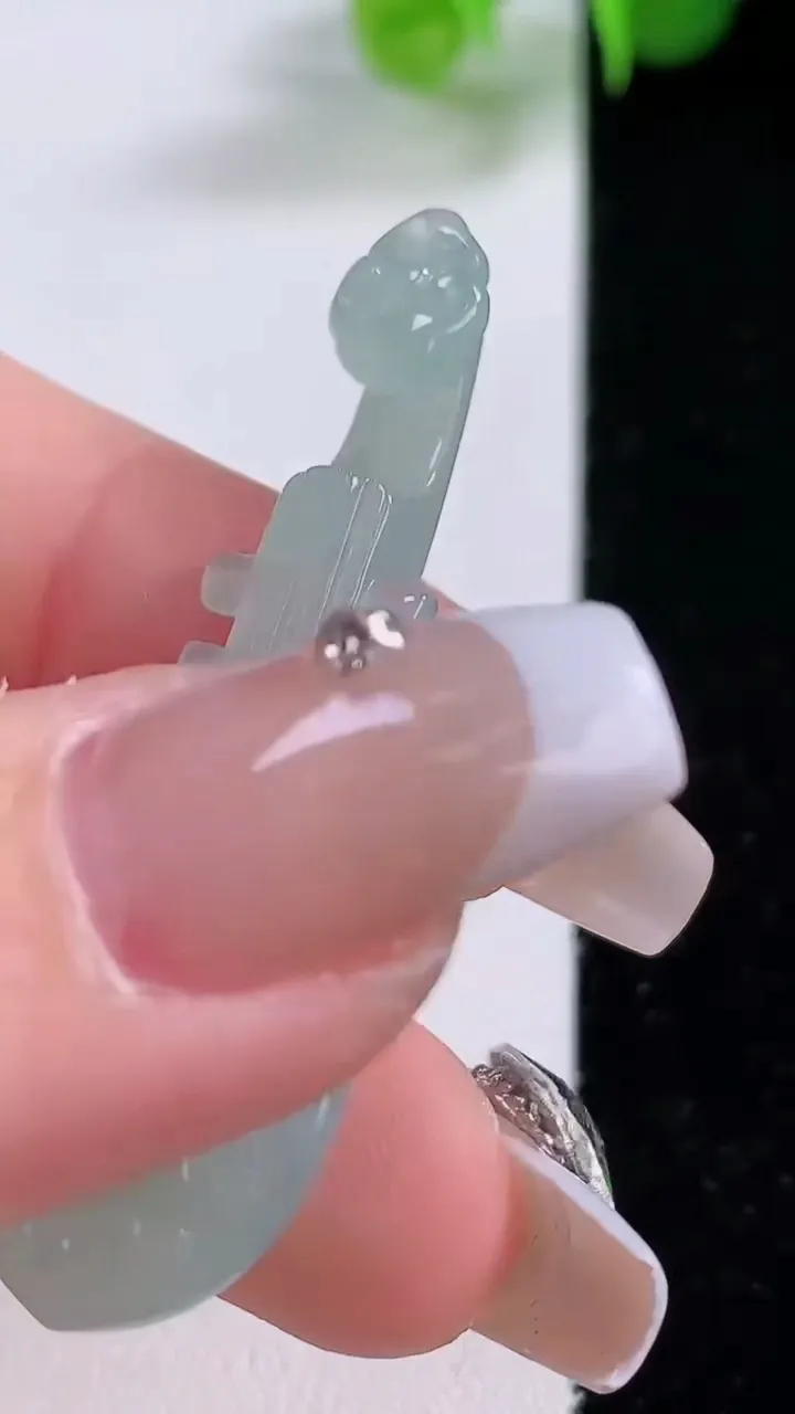 天然A货翡翠琵琶吊坠，尺寸47-15.6-5.6，重量:4.88g
12月4日