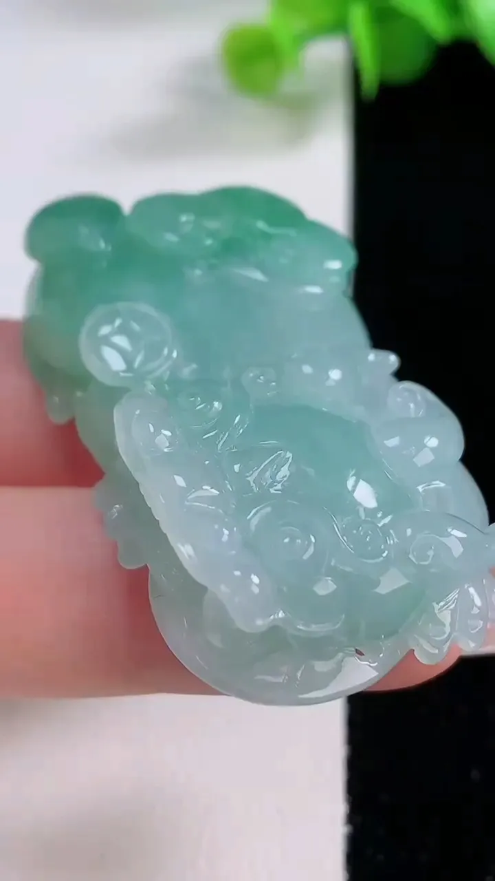 天然A货翡翠霸王貔貅吊坠，尺寸46.4-25.8-11，重量:33.98g
12月4日