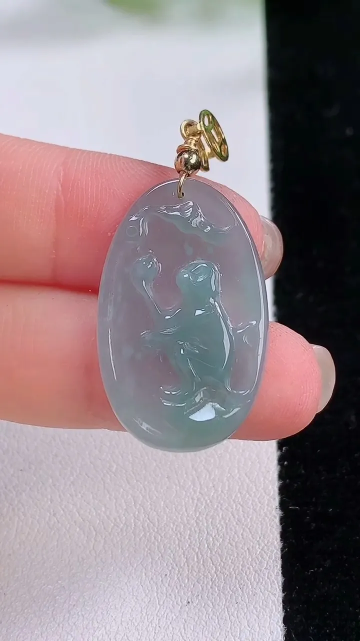天然A货翡翠生肖猴吊坠，尺寸29-18-3，重:2.14g
12月4日