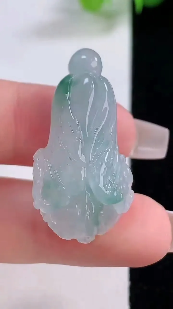 天然A货翡翠冰种飘花白菜吊坠，尺寸33-15.5-11.8，重量:7.70g
12月4日