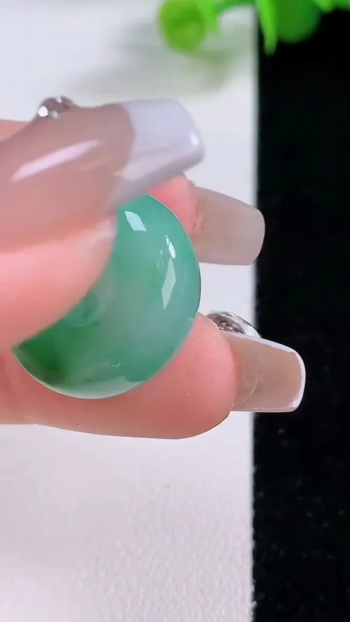 天然A货翡翠路路通吊坠，尺寸19.8-9.2，重量:7.94g
12月4日