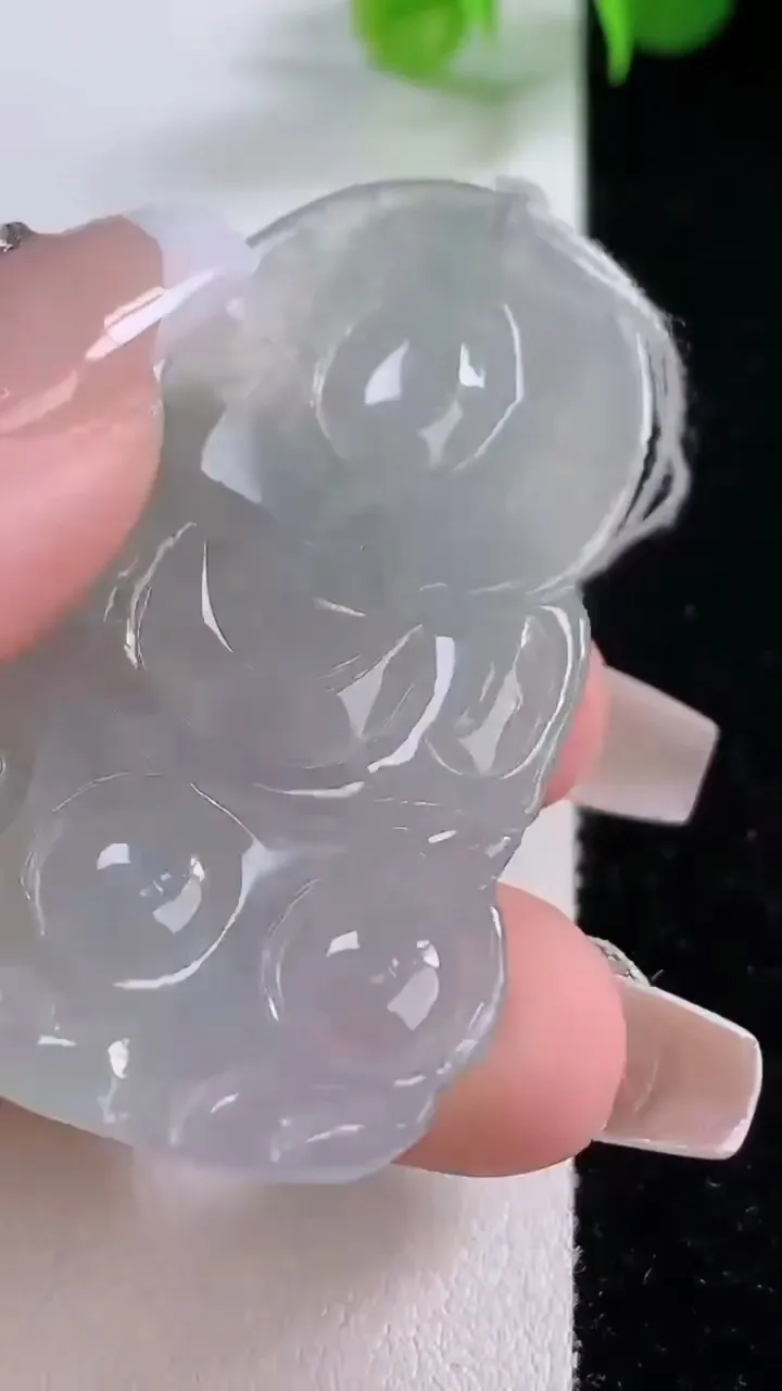 天然A货翡翠观音菩萨吊坠，尺寸50.6-33.6-5，重量:15.28g
12月4日