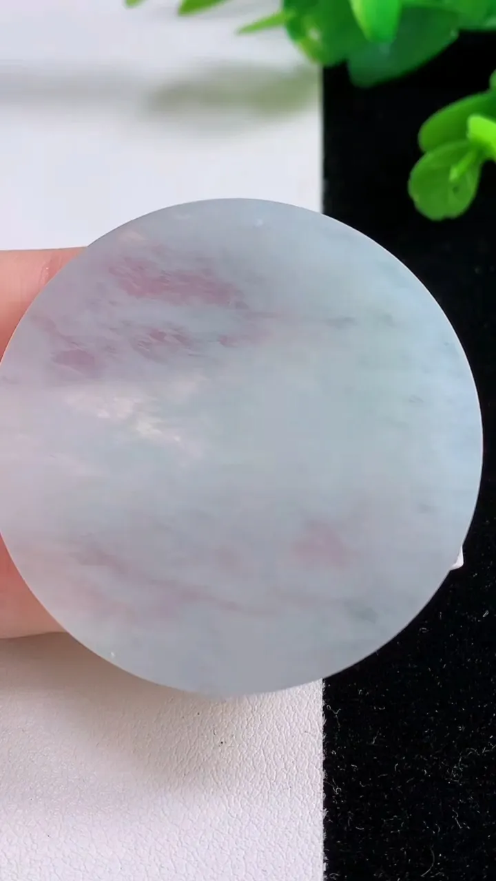 天然A货翡翠无事牌镶嵌件，尺寸48.9-3.7，重量:24.46g
12月4日