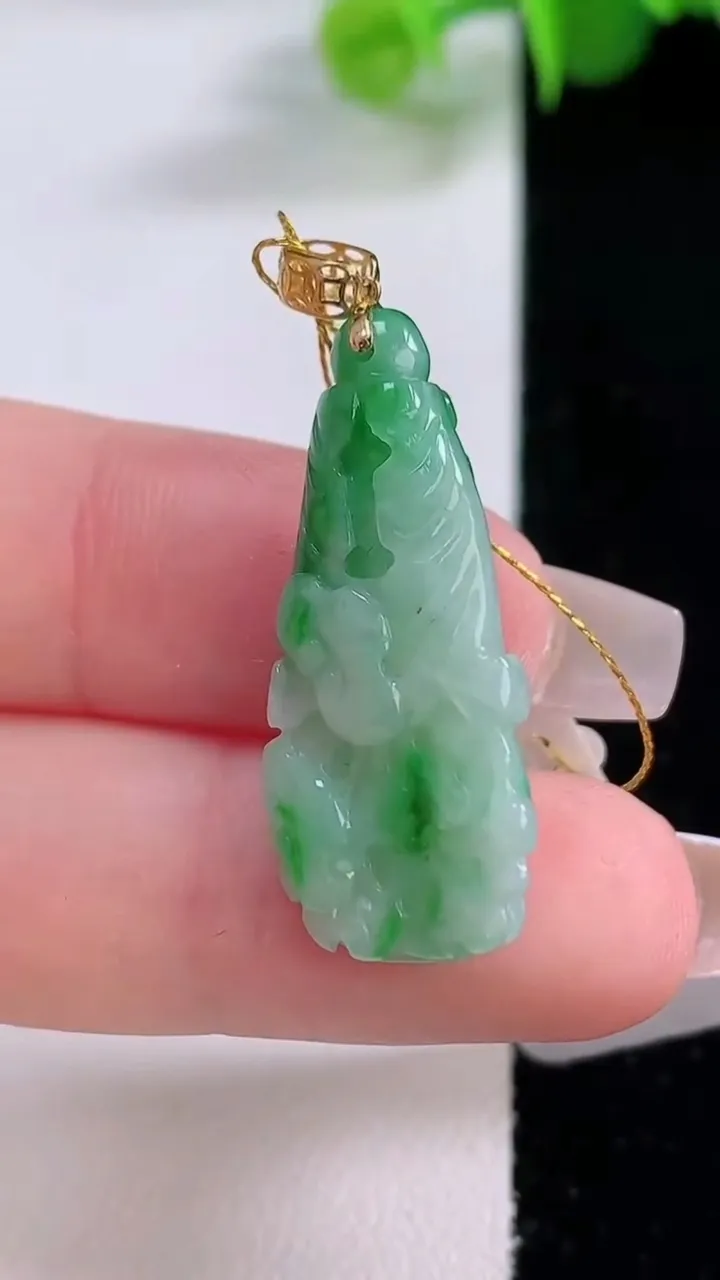 天然A货翡翠白菜吊坠，尺寸29.4-13.2-8，重量:4.68g
12月4日