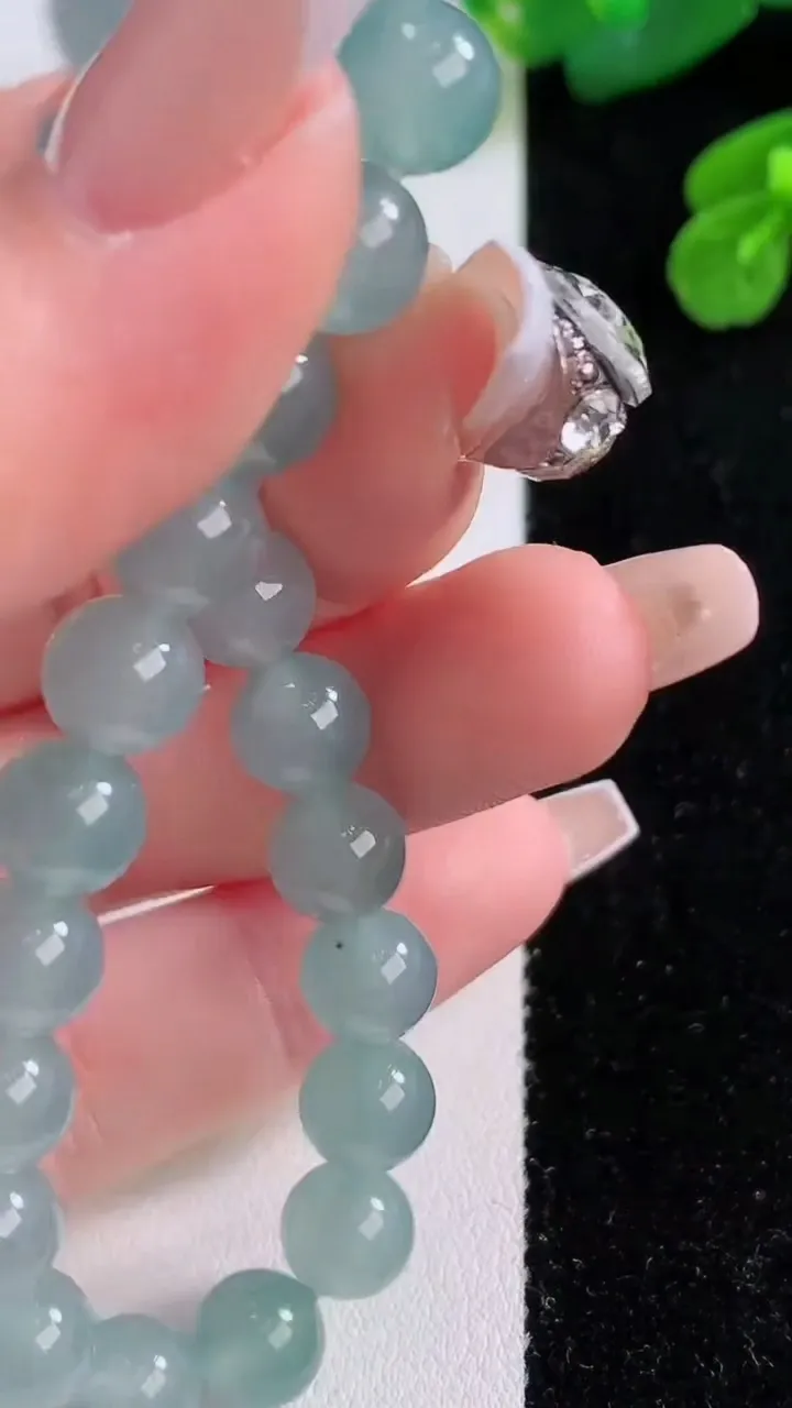天然A货翡翠种蓝水圆珠手串，尺寸7.7-24颗，重量:20.09g12月4日
工厂直销收藏佳品,种好水足，色泽均匀，有种有色，上手高大气！