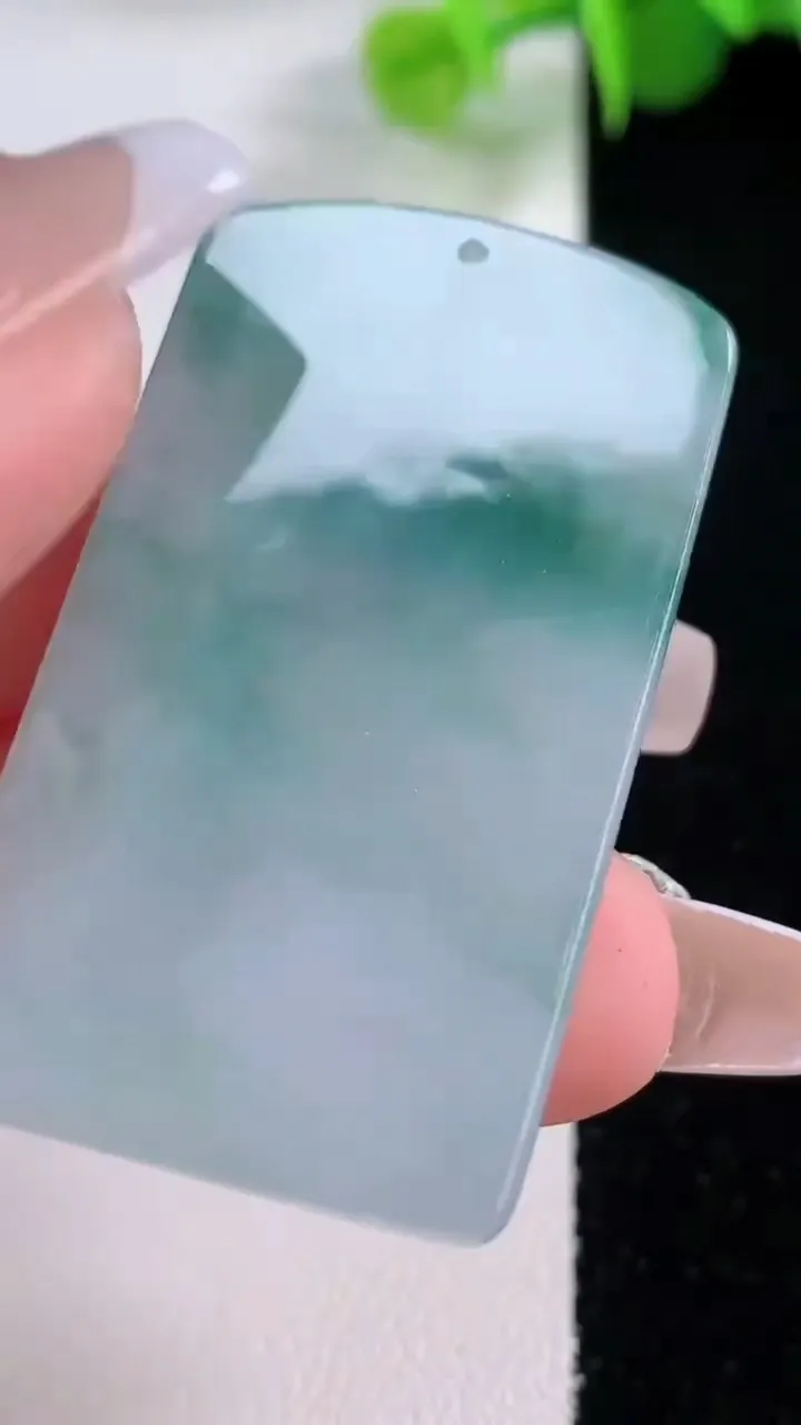 天然A货翡翠飘花仿古龙牌吊坠，尺寸43.7-25-5.2，重量:15.56g
12月4日