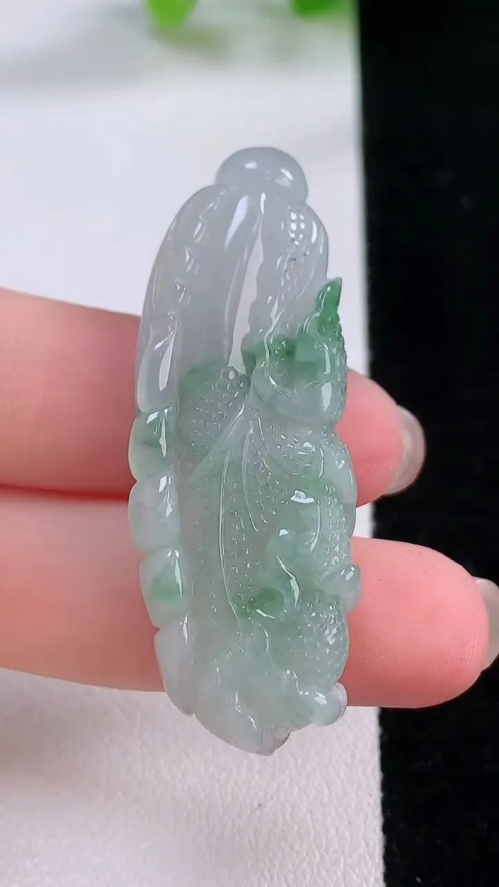 天然A货翡翠白菜吊坠，尺寸49-17.6-7，重:10.64g
12月4日