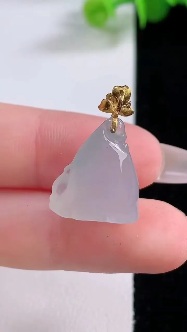 天然A货翡翠种白冰莲蓬吊坠，尺寸18-15.2-8.8，重量:3.74g
12月4日