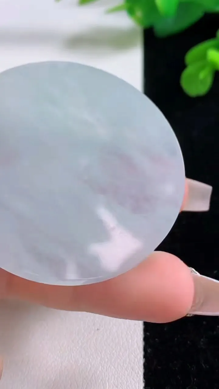 天然A货翡翠无事牌镶嵌件，尺寸48.9-3.7，重量:24.46g
12月4日