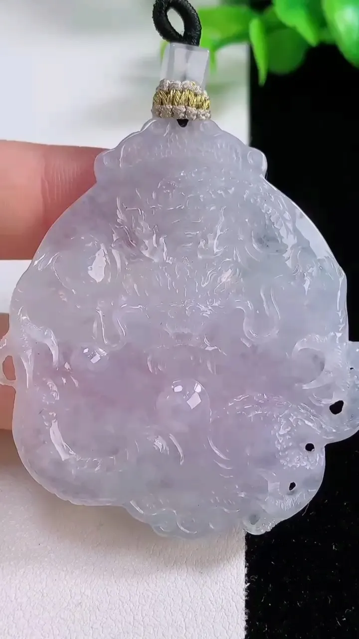 天然A货翡翠冰种紫罗兰龙牌吊坠，尺寸52.8-49.8-4.7，重量:23.95g
12月4日