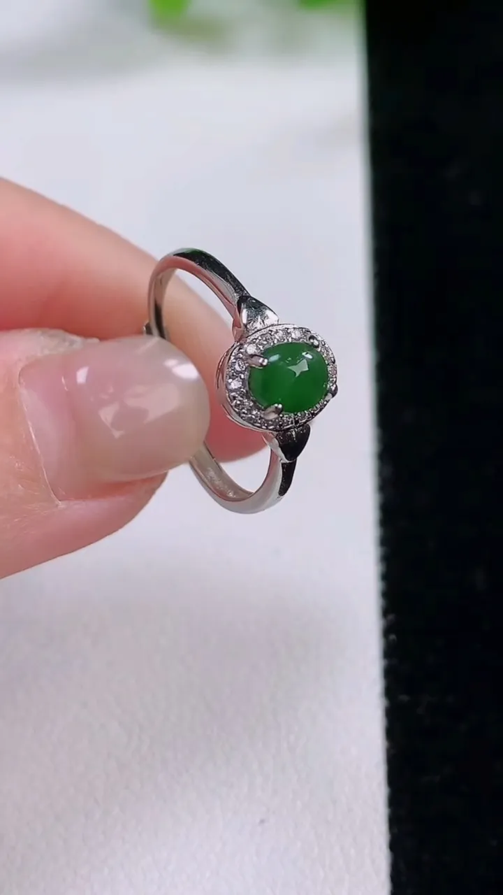 天然A货翡翠蛋面戒指，尺寸5.8-4.6，重:1.54g2025年12月4日
工厂直销收藏佳品,种好水足，色泽均匀，有种有色，上手高大气！