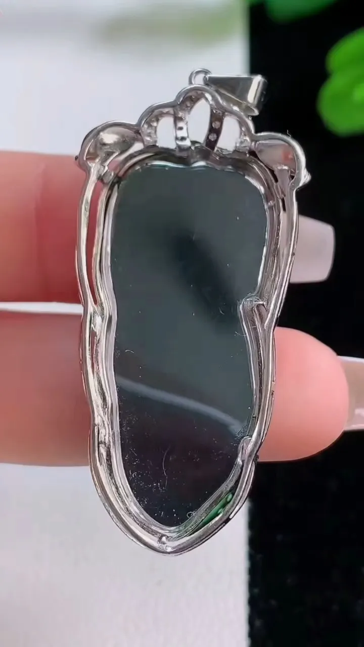 天然A货翡翠金枝玉叶 叶子吊坠，尺寸45.2-20.8-6.4，裸石36.8-17.7重量:4.97g
12月4日