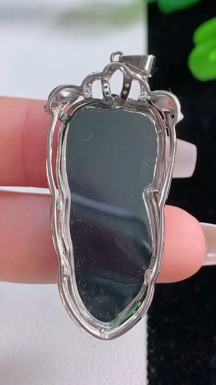 天然A货翡翠金枝玉叶 叶子吊坠，尺寸45.2-20.8-6.4，裸石36.8-17.7重量:4.97g
12月4日