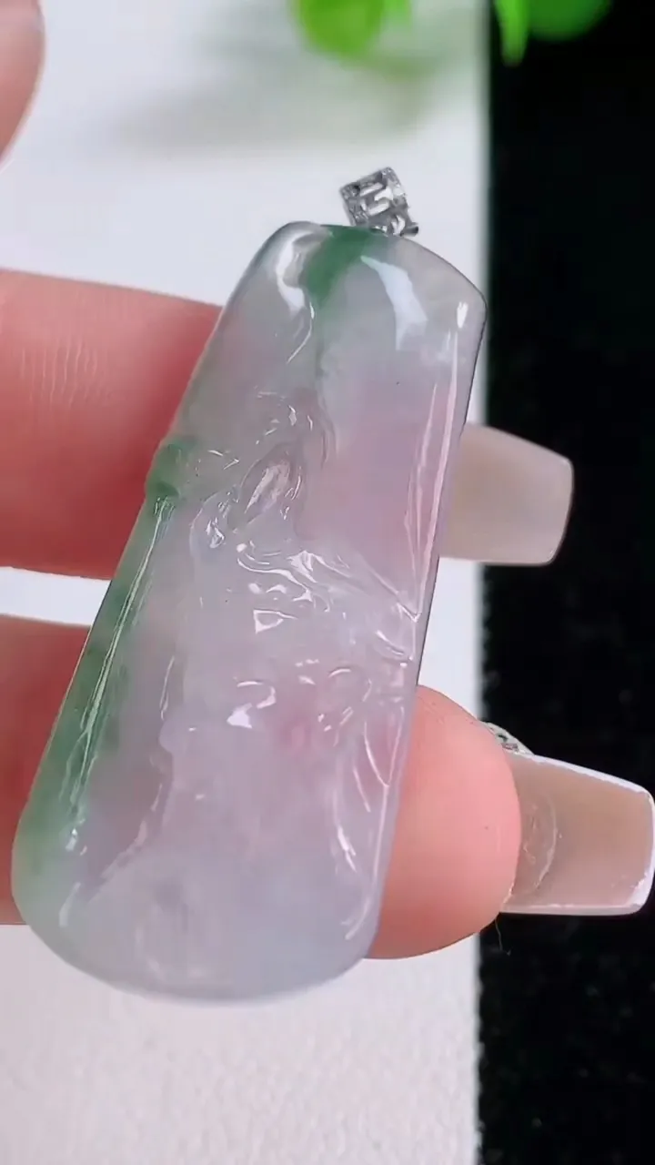 天然A货翡翠种飘花关公吊坠，尺寸38.4-16.4-3.8，重量:5.88g
12月4日