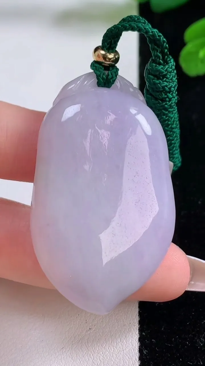 天然A货翡翠紫罗兰福瓜吊坠，尺寸47.8-29.6-13.2，重量:37.88g
12月4日