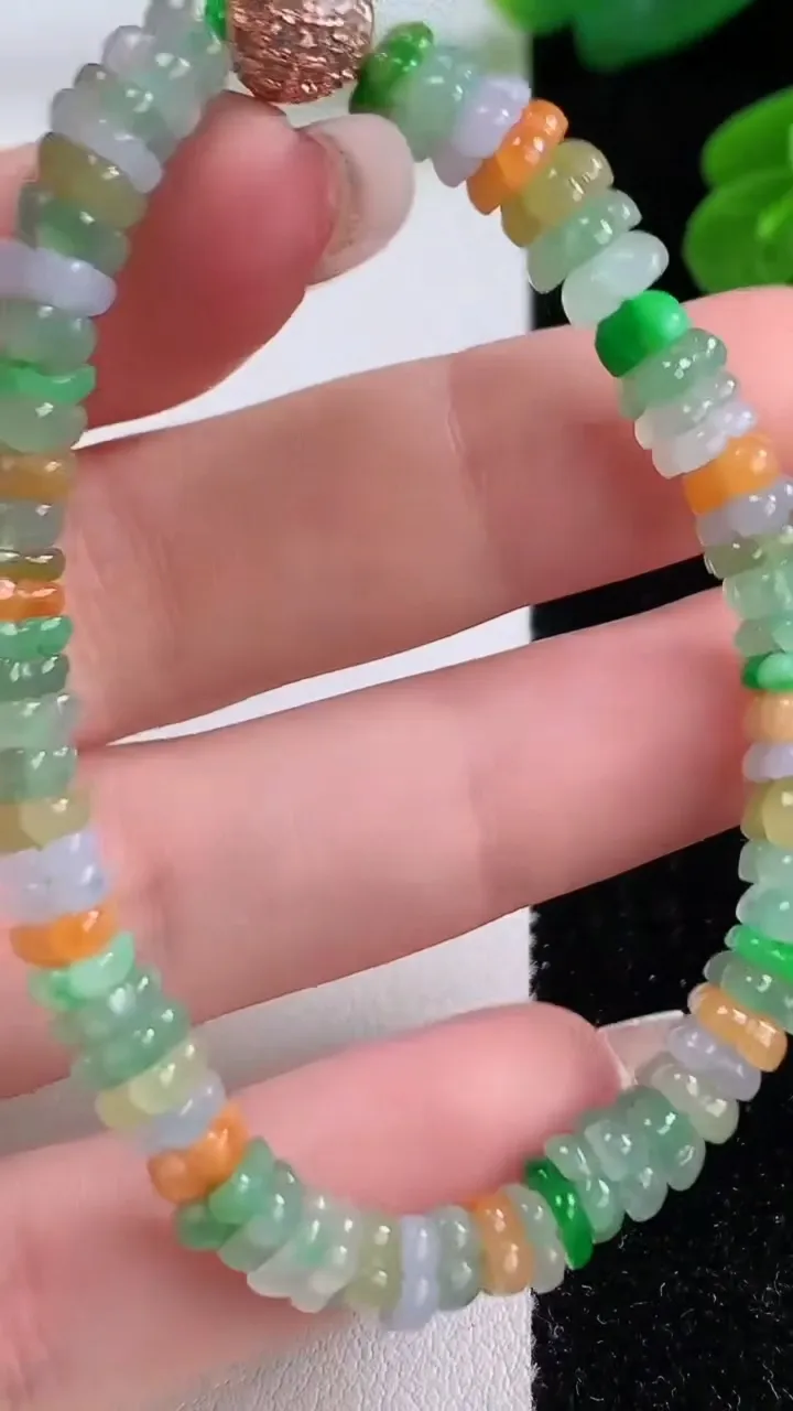 天然A货翡翠种三彩莲花手串，尺寸5.1-2.8-70颗，重量:11.28g12月4日
工厂直销收藏佳品,种好水足，色泽均匀，有种有色，上手高大气！