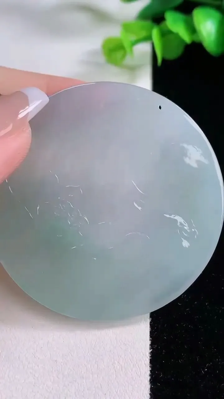 天然A货翡翠大势至观音菩萨吊坠，尺寸55.6-5.6，重量:36.99g
12月4日