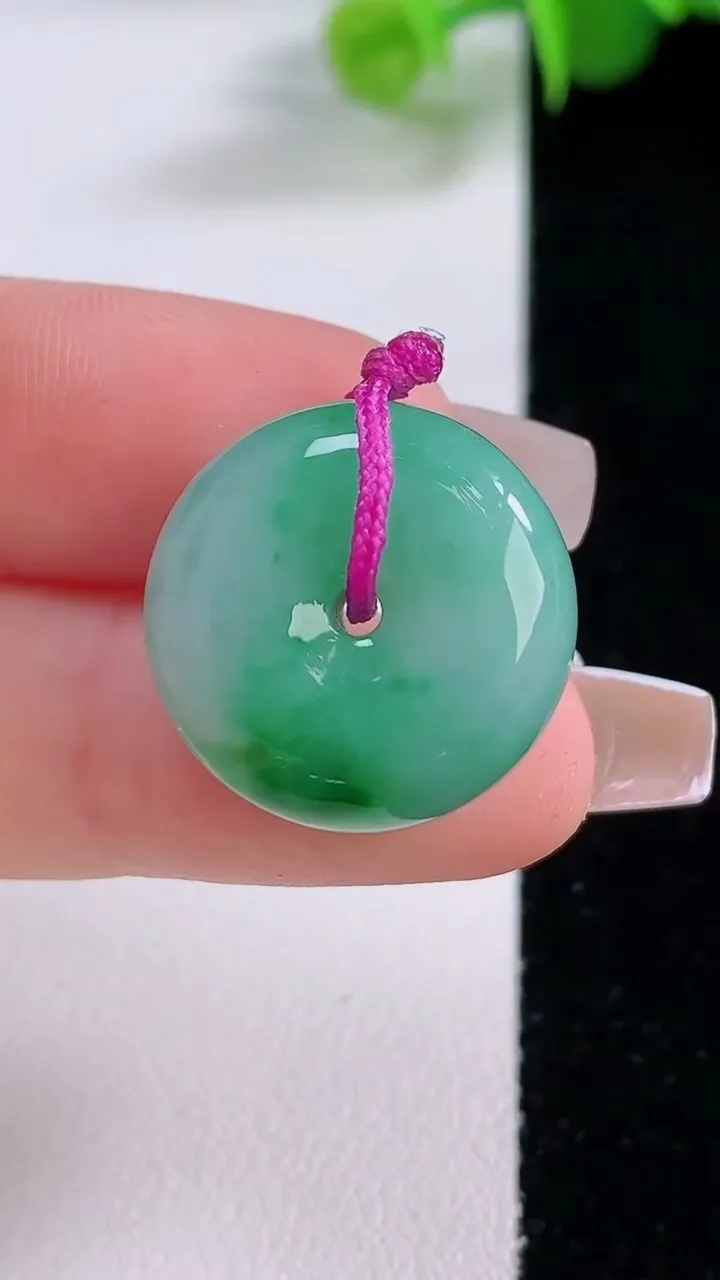 天然A货翡翠路路通吊坠，尺寸19.8-9.2，重量:7.94g
12月4日