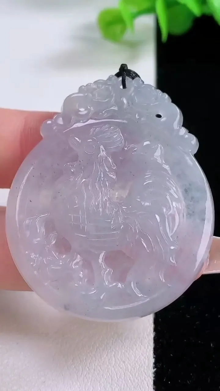 天然A货翡翠生肖鸡吊坠，尺寸44.7-36.5-4.6，重量:14.55g
12月4日