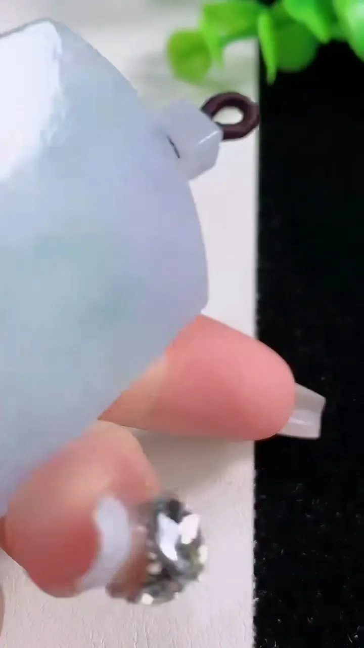 天然A货翡翠无事牌吊坠，尺寸56-40.7-5.8，重量:41.05g
12月4日