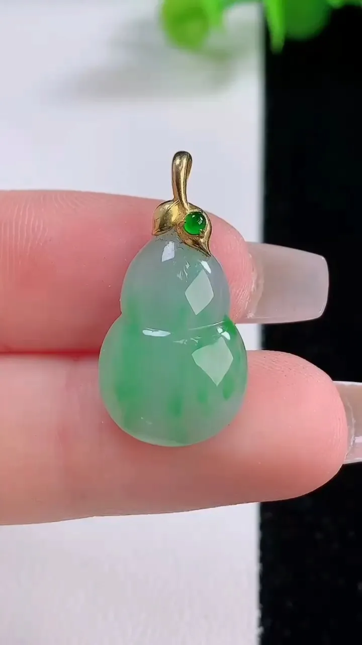 天然A货翡翠葫芦吊坠，尺寸18.7-12.6-3.2，重量:1.57g
12月4日