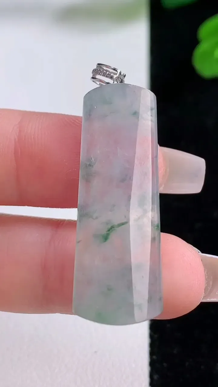 天然A货翡翠种飘花无事牌吊坠，尺寸35.7-12.7-4，重量:4.75g
12月4日