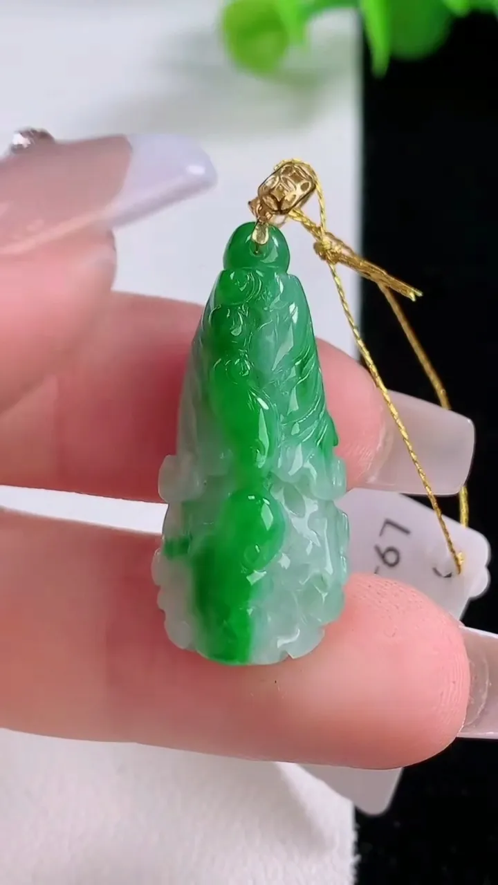 天然A货翡翠白菜吊坠，尺寸29.4-13.2-8，重量:4.68g
12月4日