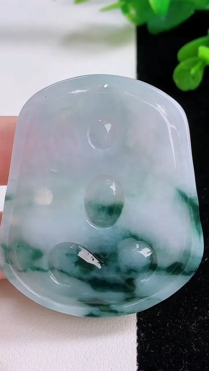 天然A货翡翠飘花千手观音吊坠，尺寸56.5-48-5.2，重量:25.80g
12月4日