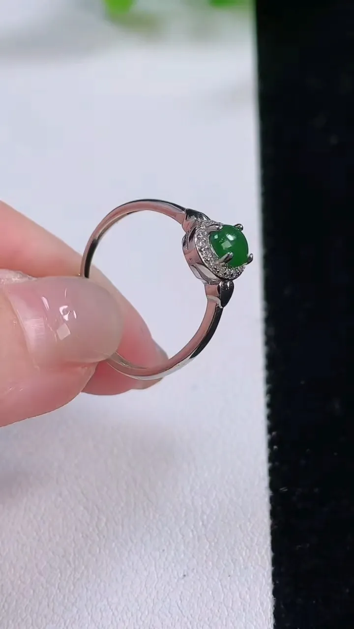 天然A货翡翠蛋面戒指，尺寸5.8-4.6，重:1.54g2025年12月4日
工厂直销收藏佳品,种好水足，色泽均匀，有种有色，上手高大气！