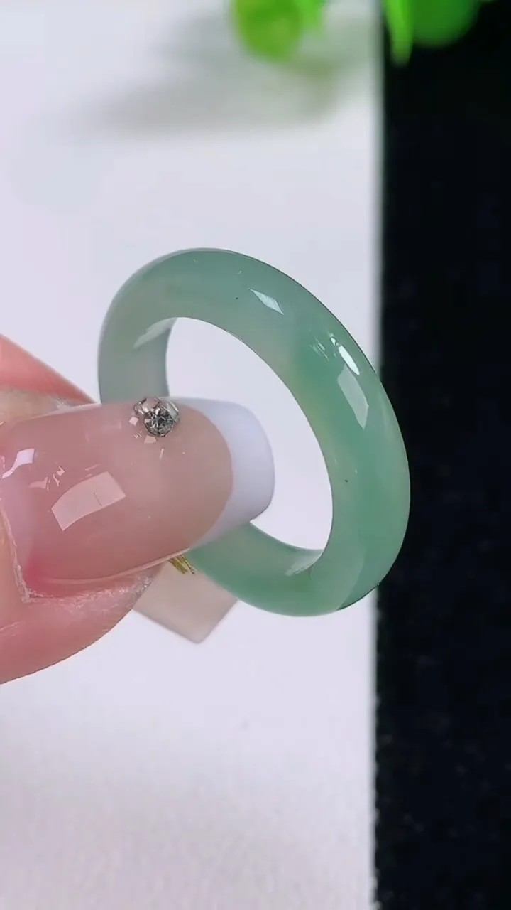 天然A货翡翠指环 戒指，尺寸17.8-4.2-2.9，重量:3.02g2025年12月4日
工厂直销收藏佳品,种好水足，色泽均匀，有种有色，上手高大气！