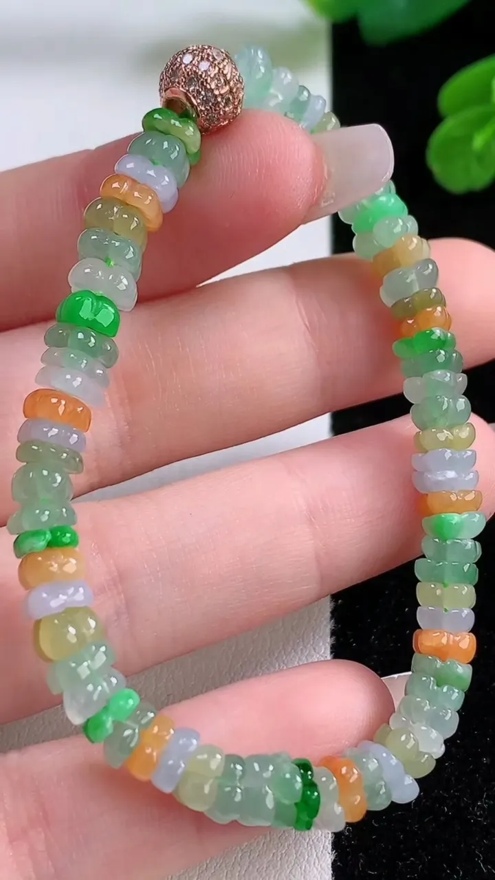 天然A货翡翠种三彩莲花手串，尺寸5.1-2.8-70颗，重量:11.28g12月4日
工厂直销收藏佳品,种好水足，色泽均匀，有种有色，上手高大气！